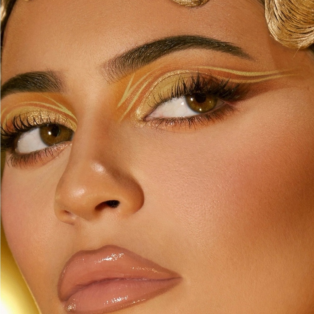 KYLIE COSMETICS
24K Birthday Collection Pressed Powder Palette - Picture 13 of 16